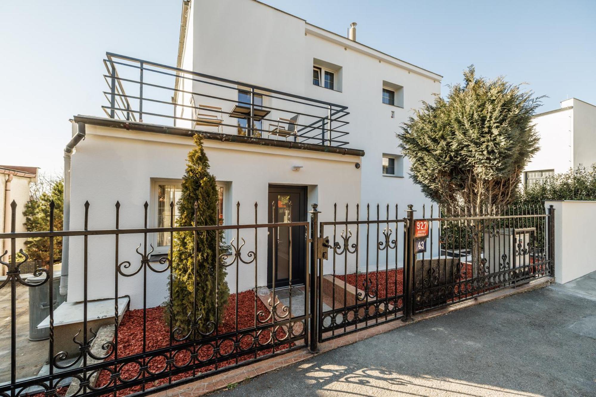 Airport Luxury Apartment & Spa Prag Exterior foto